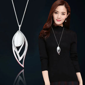 Zynelle Opal Leaves Necklace – Elegância Moderna para Festas