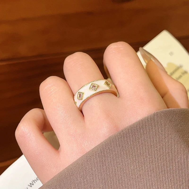 Anel Zynelle Esmalte Lunar Dourado – Zircônia Branca Radiante 2024