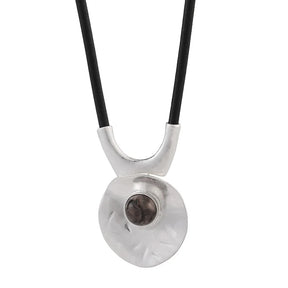 Colar Zynelle Choker Goth em Couro – Visual Marcante e Moderno
