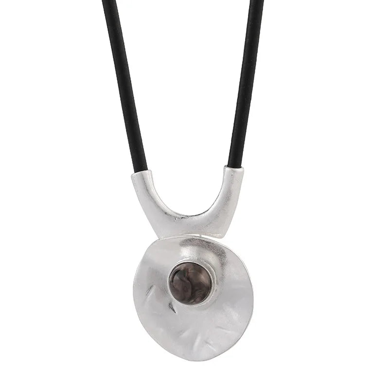 Colar Zynelle Choker Goth em Couro – Visual Marcante e Moderno