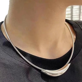 Colar Minimalista Zynelle  – A Elegância Que Fala Baixo e Impressiona