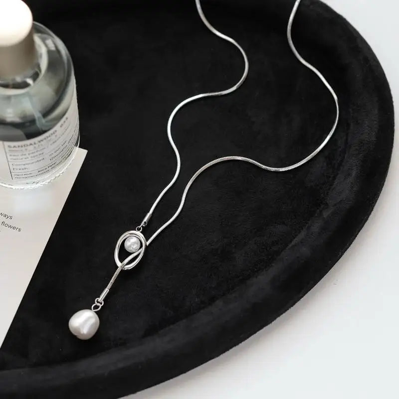 Zynelle | Colar Longo Ajustável em Aço Inoxidável com Pérola Barroca