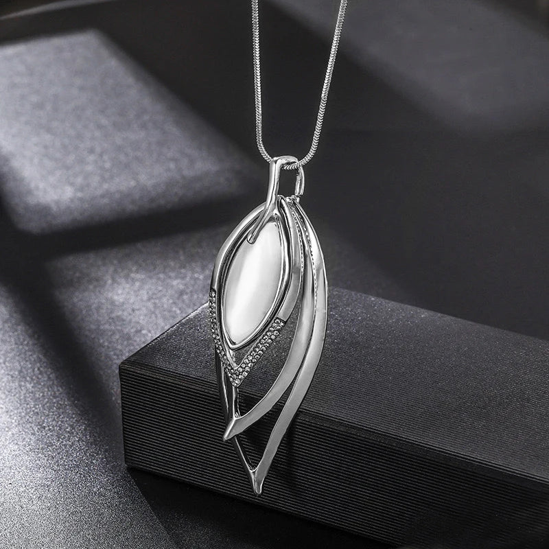 Zynelle Opal Leaves Necklace – Elegância Moderna para Festas