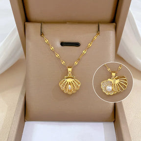 Colar Zynelle Coração de Pérola Francesa Dourado