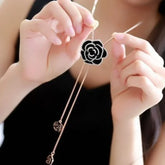 Zynelle Black Rose – Colar Longo Sofisticado para Looks Elegantes