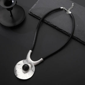 Colar Zynelle Choker Goth em Couro – Visual Marcante e Moderno