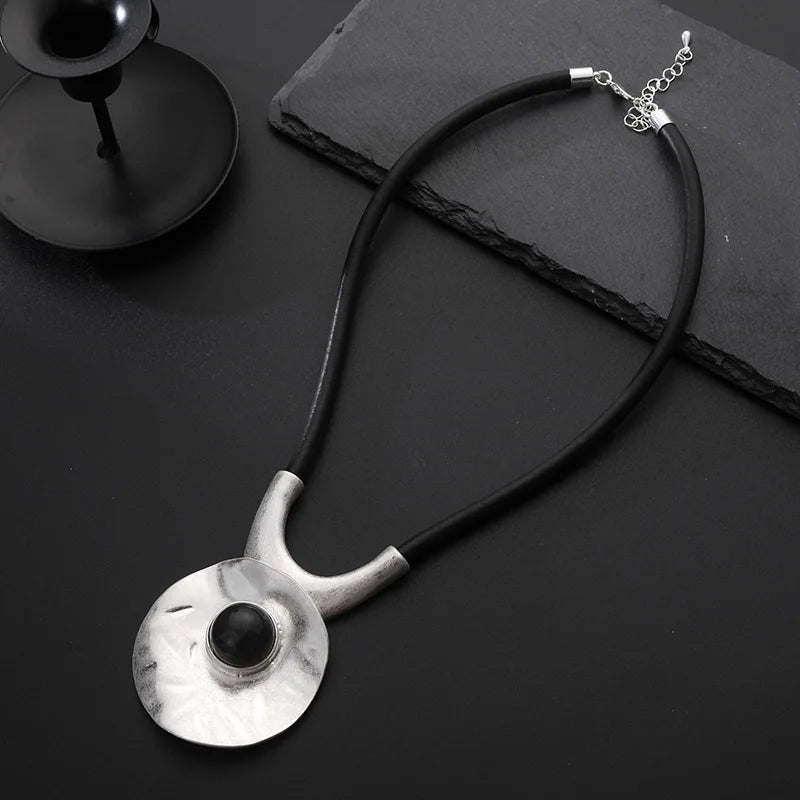 Colar Zynelle Choker Goth em Couro – Visual Marcante e Moderno