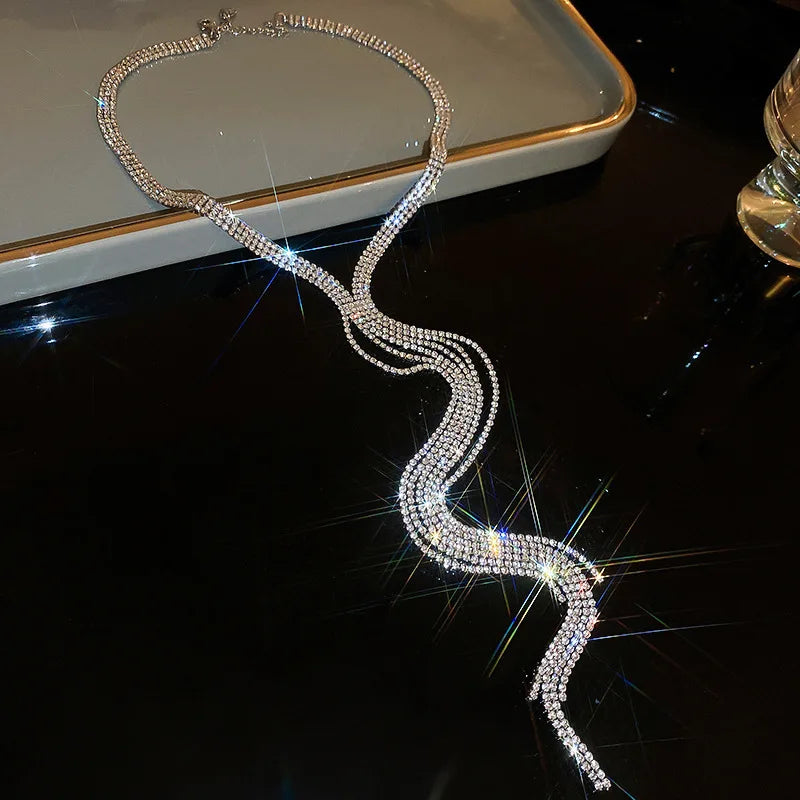 Colar Zynelle Longo Brilhante – Estilo Fashion Internacional