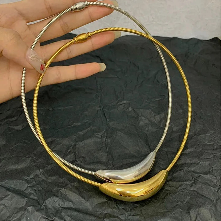 Colar Minimalista Zynelle  – A Elegância Que Fala Baixo e Impressiona
