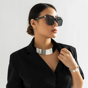 Zynelle Colar Torque Rígido Gold – Luxo Moderno Para Mulheres de Presença