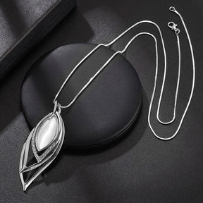 Zynelle Opal Leaves Necklace – Elegância Moderna para Festas