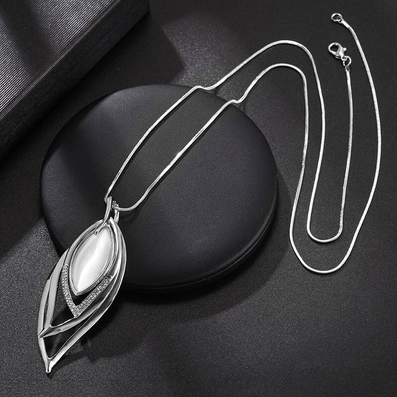 Zynelle Opal Leaves Necklace – Elegância Moderna para Festas