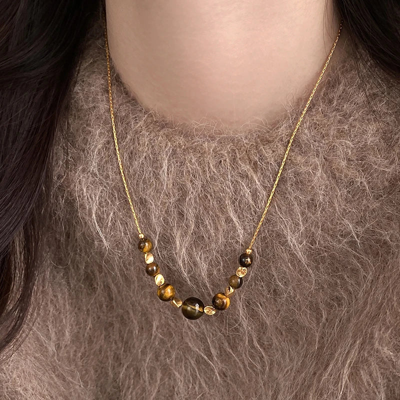 Colar Zynelle Olho de Tigre Dourado – A Força da Elegância Natural