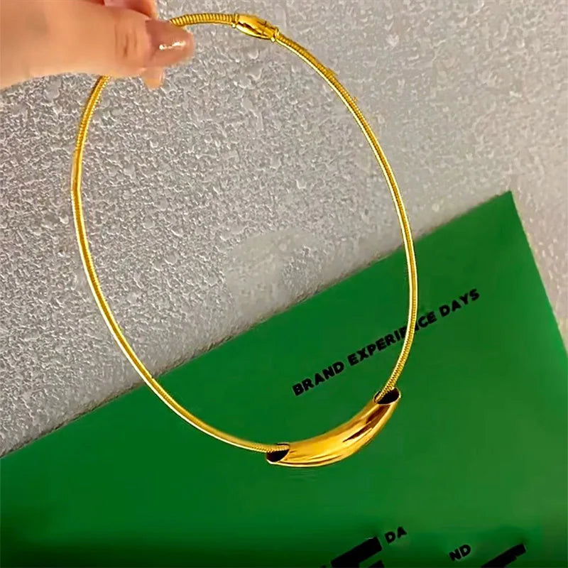 Colar Minimalista Zynelle  – A Elegância Que Fala Baixo e Impressiona