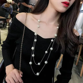 Zynelle Colar Longo Glam – Dois Fios com Pérolas Brancas Elegantes
