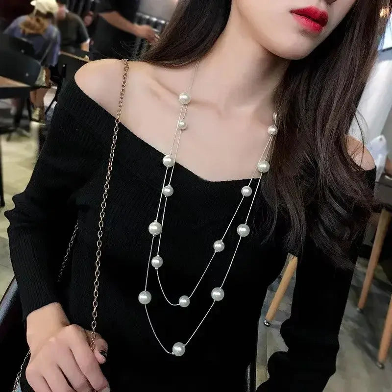 Zynelle Colar Longo Glam – Dois Fios com Pérolas Brancas Elegantes