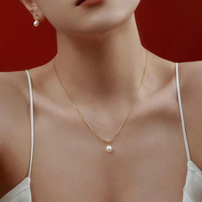Colar Zynelle Ouro Pérola Nó – Elegância Entrelaçada