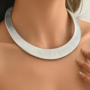 Zynelle | Colar Dourado Feminino de Design Sofisticado