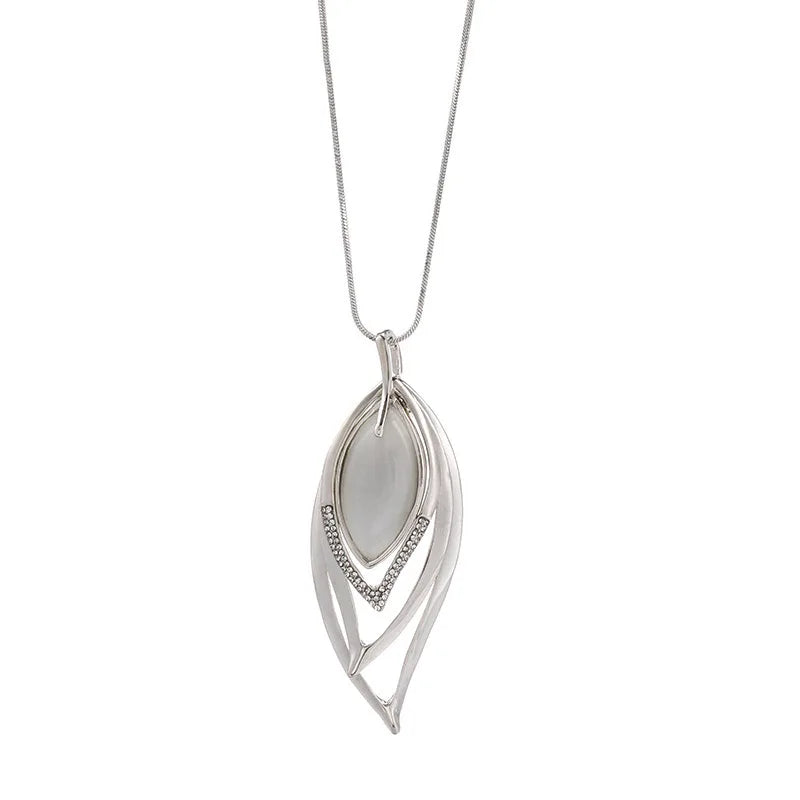 Zynelle Opal Leaves Necklace – Elegância Moderna para Festas