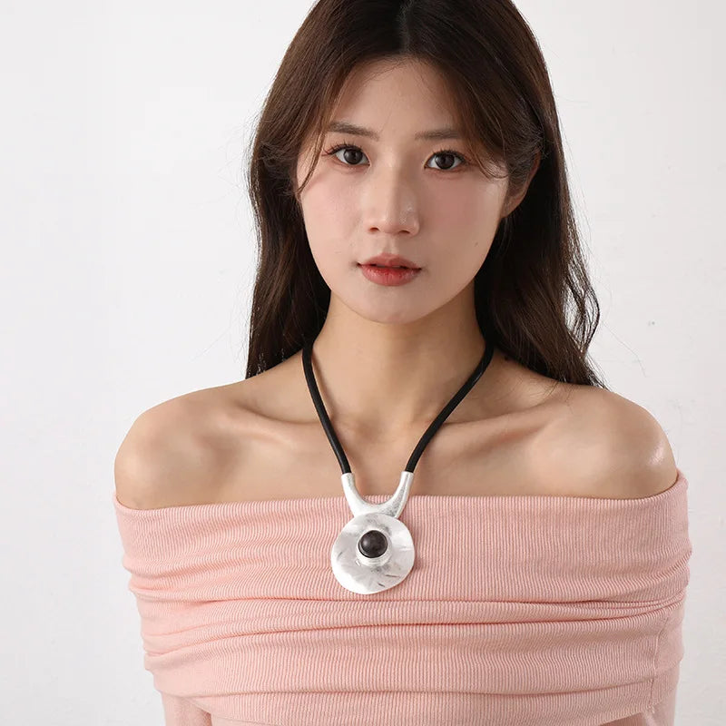 Colar Zynelle Choker Goth em Couro – Visual Marcante e Moderno