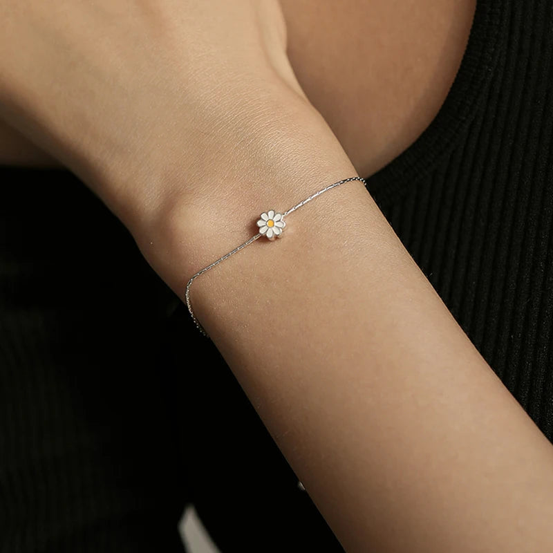 Pulseira Zynelle Flor de Prata – Pingente Coreano Delicado 2025