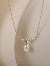 Colar Zynelle Ouro Pérola Nó – Elegância Entrelaçada