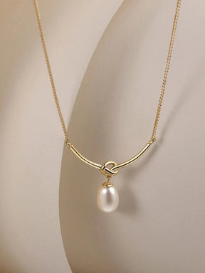 Colar Zynelle Ouro Pérola Nó – Elegância Entrelaçada