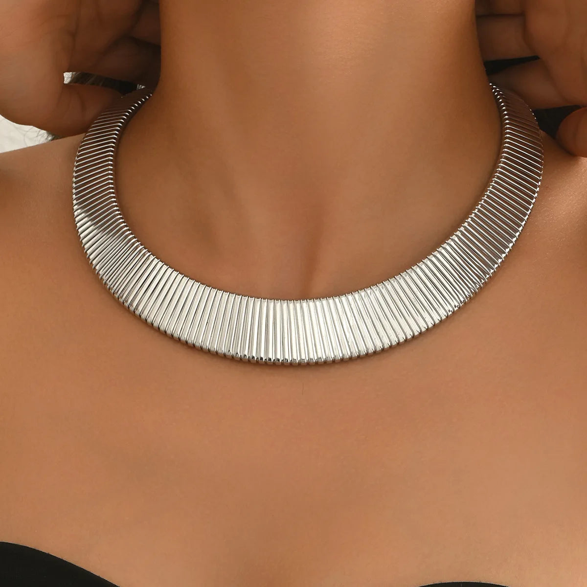 Zynelle | Colar Dourado Feminino de Design Sofisticado
