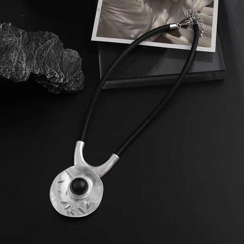 Colar Zynelle Choker Goth em Couro – Visual Marcante e Moderno
