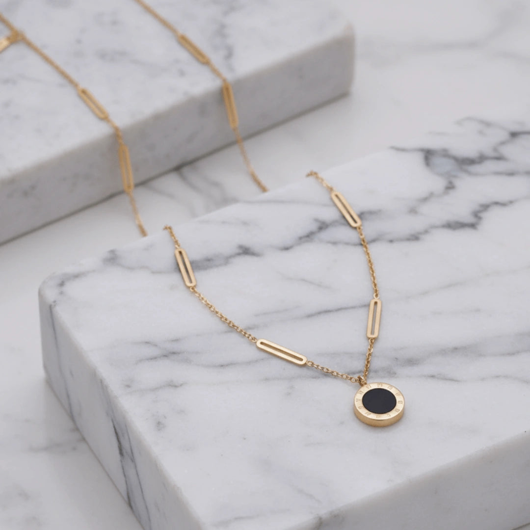 Colar Zynelle Pendente Romano – Tendência 2025