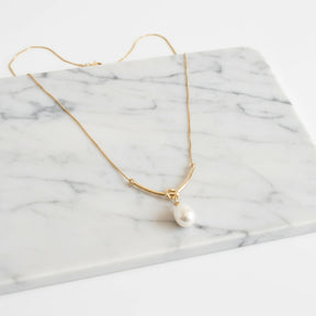 Colar Zynelle Ouro Pérola Nó – Elegância Entrelaçada