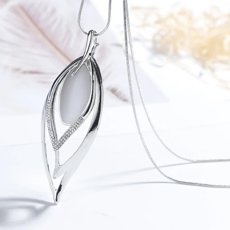 Zynelle Opal Leaves Necklace – Elegância Moderna para Festas