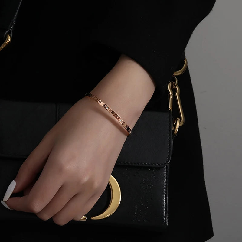 Pulseira Zynelle Romana Rosé Imperial – Aço Inoxidável Elegante 2025